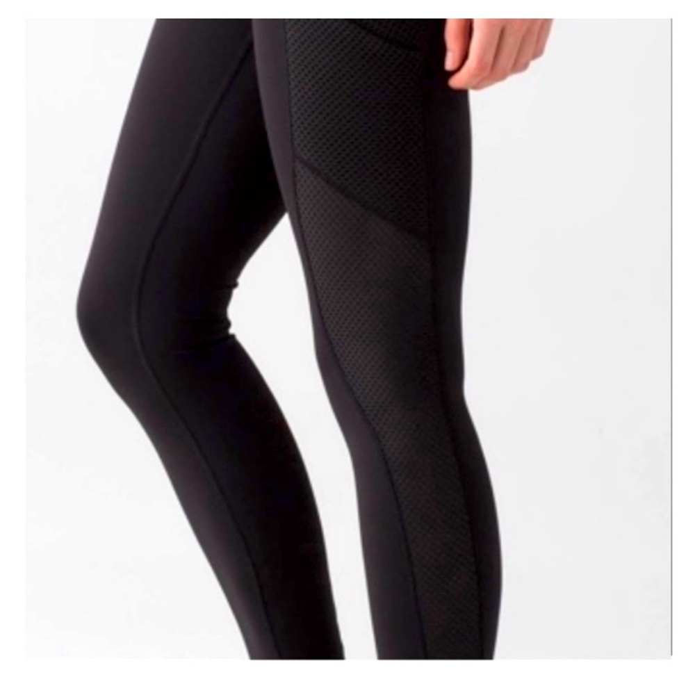Lululemon black leggings mesh detail and pockets size 6